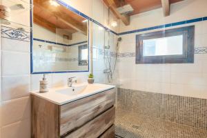 A bathroom at Rustica En Porto Colom-es Sequer