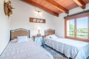 A bed or beds in a room at Rustica En Porto Colom-es Sequer Még 20 kép