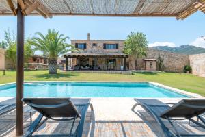 The swimming pool at or close to Rustica En Porto Colom-es Sequer