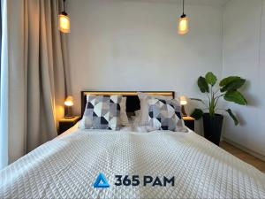 Un dormitorio con una cama con pannacistacistacistacista en Westin House Rodzinny z 2 sypialniami - BASEN, JACUZZI, SAUNA, SALA FITNESS, PLAC ZABAW, PARKING W CENIE - 365PAM, en Kołobrzeg 69 fotos más