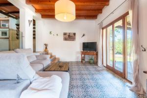 A television and/or entertainment centre at Rustica En Porto Colom-es Sequer