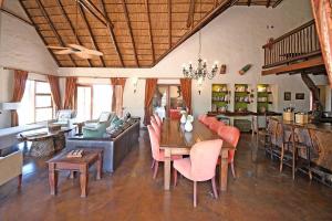 uma grande sala de estar com mesa e cadeiras em Damani Lodge at Zebula Golf Estate and Spa em Warmbaths