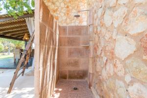 A bathroom at Rustica En Porto Colom-es Sequer
