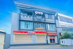 バンダールランプンにあるDancenter Divka Residenceの眼鏡店のある建物