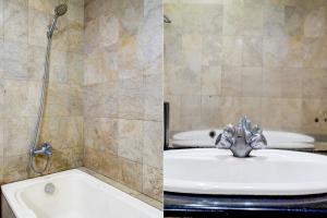 Un baño con bañera, lavabo y ducha. en Dancenter The Ethnic Hotel, en Bandung