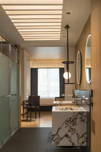 a bathroom with a sink and a counter top at SFEEL设计师酒店Designer Hotel成都都江堰南桥店 in Dujiangyan