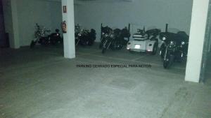 un grupo de motocicletas estacionadas en un garaje en Hotel Turmo, en Labuerda