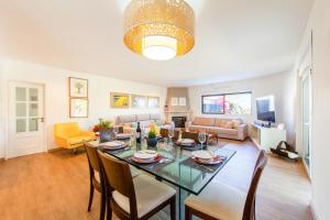 een eetkamer en woonkamer met een tafel en stoelen bij Villa Las Salinas by Algarve Vacation in Armação de Pêra +42 foto's