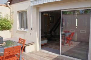 a sliding glass door to a patio with a table and chairs at Le loft in Villeneuve-Saint-Georges