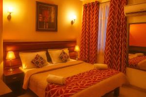 a hotel room with a bed and a mirror at Hotel Eurostar International By Quality Inn in New Delhi