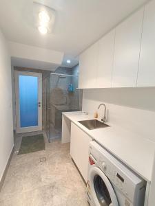 Galeriebild der Unterkunft Modern and Spacious Queen Room with Attached Bathroom - NR2 in Guildford