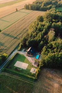 Bazén v ubytování Dziki zakątek Piskornia dom z sauną nebo v jeho okolí