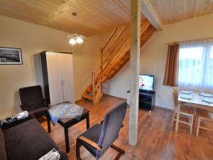 un soggiorno con un divano e un tavolo di Cottages near the sea for 2 people, Ustronie Morskie a Ustronie Morskie