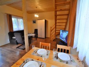 una sala da pranzo con tavolo e un soggiorno di Cottages near the sea for 2 people, Ustronie Morskie a Ustronie Morskie