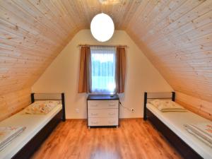2 letti in una camera mansardata con finestra di Cottages near the sea for 2 people, Ustronie Morskie a Ustronie Morskie Altre 90 foto