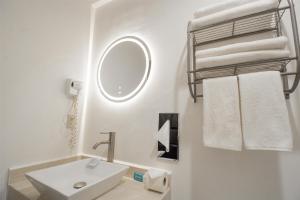 un bagno bianco con lavandino e specchio di Best Western Real Tula Express a Tula de Allende