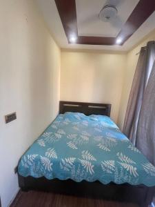 Relaxing Balcony Retreat in a Calm Neighborhood with Self Check In客房内的一张或多张床位