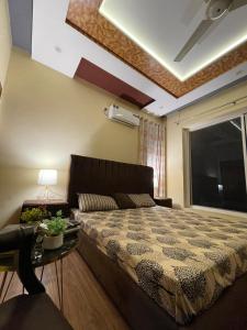 木尔坦Relaxing Balcony Retreat in a Calm Neighborhood with Self Check In的一间带大床和窗户的卧室