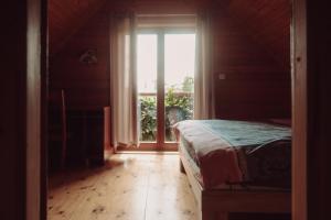 Postel nebo postele na pokoji v ubytování Dziki zakątek Piskornia dom z sauną + 20 fotografií