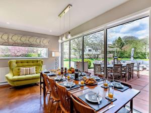 Un comedor con mesa y sillas en 5 Bed in Penrith 78167, en Armathwaite