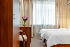 Postel nebo postele na pokoji v ubytování PecherSky Hotel