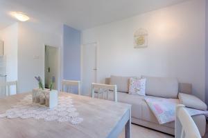 sala de estar con sofá y mesa en Apartment Dijana Podstrana, en Podstrana