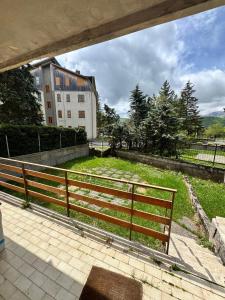 una panca di legno seduta accanto a un edificio di Stef House a Rivisondoli