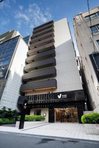 大阪市にあるファーイーストビレッジホテル大阪本町の側面に看板がある高い建物