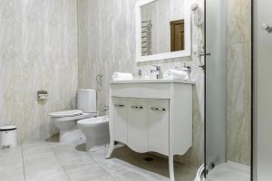 Koupelna v ubytování PecherSky Hotel