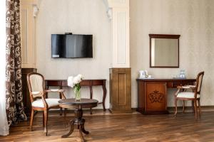 TV a/nebo společenská místnost v ubytování PecherSky Hotel