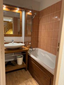 アブリエスにあるCozy 4 bedroom duplex apartment, spa residenceの洗面台と浴槽のあるバスルーム