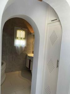 Koupelna v ubytování Noussa + 73 fotografií