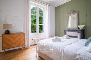 Postel nebo postele na pokoji v ubytování Hôtel Particulier - Élégance & Jardin au Mans
