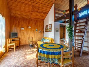 TV a/nebo společenská místnost v ubytování Chalet cosy entre lac et dunes, 4 pers. – Proche plages, centre, activités - Ménage inclus - FR-1-319-534 + 12 fotografií