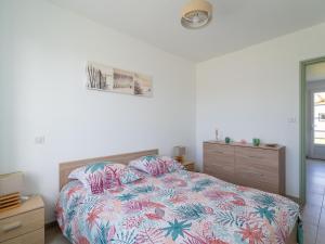 une chambre avec un lit avec une couette colorée dans l'établissement Belle Maison Rénovée - Biscarrosse Lac - 6 Pers. - Ménage Inclus - FR-1-319-590, à Biscarrosse