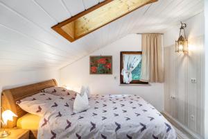un dormitorio con una cama y una ventana en Ferienwohnung Haus Greif, en Garmisch-Partenkirchen