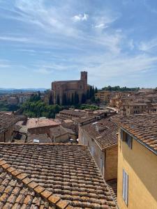 Nespecifikovaný výhled na destinaci Siena nebo výhled na město při pohledu z apartmánu