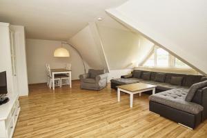 ein Wohnzimmer mit Sofa und Tisch in der Unterkunft strandnah mit Balkon, gratis Nutzung vom AHOI Erlebnisbad und Sauna in Sellin - Strandhaus Mönchgut FeWo21 in Lobbe