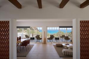 Golden Milos Beach Ηouse by Domotel的休息区