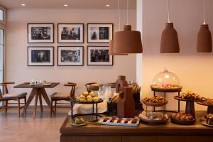 ProvatasGolden Milos Beach Ηouse by Domotel的餐桌上的自助餐,包括几盘食物