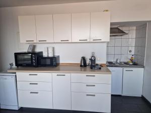 Köök või kööginurk majutusasutuses Zentral gelegenes Zwei-Zimmer Apartment mit Skylineblick