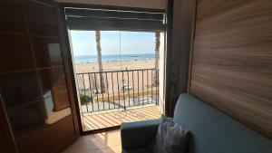 Pokój z balkonem z widokiem na plażę w obiekcie AR1B, Acogedor estudio a pie de playa w mieście Villajoyosa +3 zdjęcia