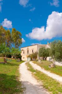 una strada sterrata di fronte a un edificio di Casa del Sud a Ostuni