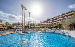 Πισίνα στο ή κοντά στο Azzurro vibe with ocean sight in heated pool complex - Tropical Dream