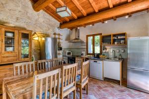 Dapur atau dapur kecil di Mas Grand Bosc Gîte La Tour