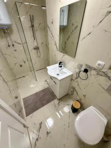 Et badeværelse på Royal Apartmani 1 + 20 billeder