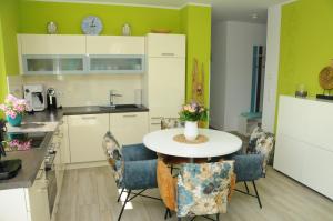 Η κουζίνα ή μικρή κουζίνα στο Käptn Brass Villa 4 App 6 Sonnenfänger