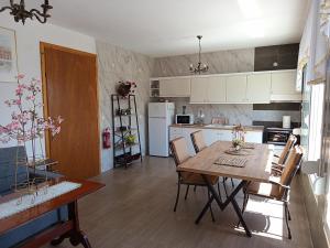 eine Küche und ein Esszimmer mit Tisch und Stühlen in der Unterkunft Blue Paradise Villa in Karianí + 57 Fotos