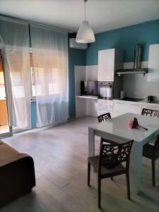 泰尔莫利La casa di Lelè - BIKE CLUB -的厨房兼餐厅，配有桌椅