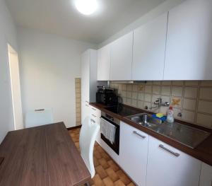 Nhà bếp/bếp nhỏ tại Garden Apartments